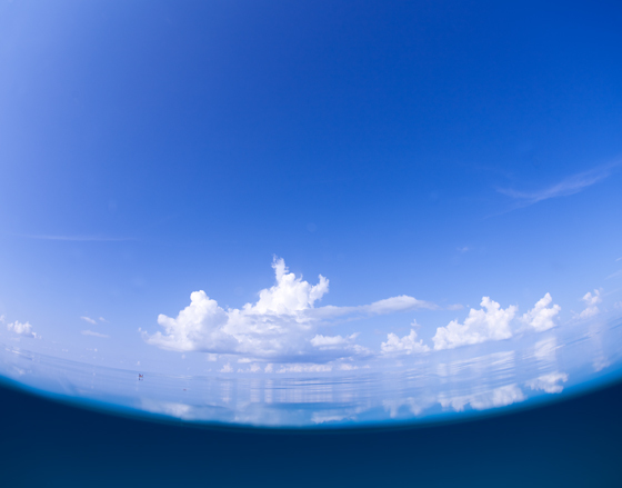 ベタ凪の水面に写る雲.jpg